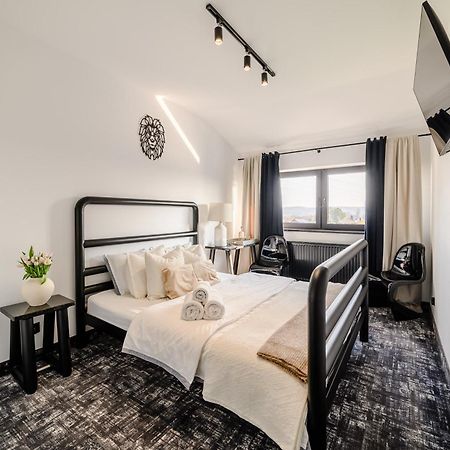 Golden Lion House Bed&Breakfast Rumia Esterno foto