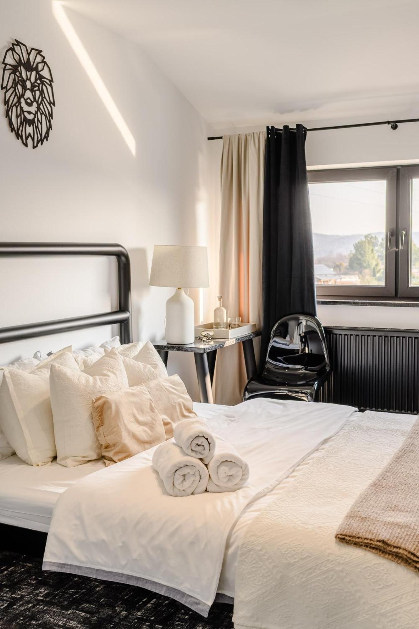 Golden Lion House Bed&Breakfast Rumia Esterno foto