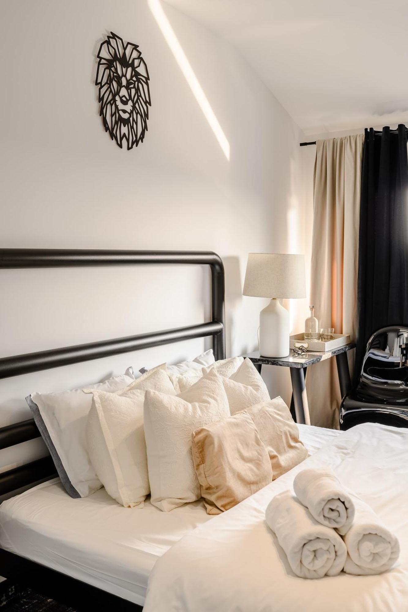 Golden Lion House Bed&Breakfast Rumia Esterno foto