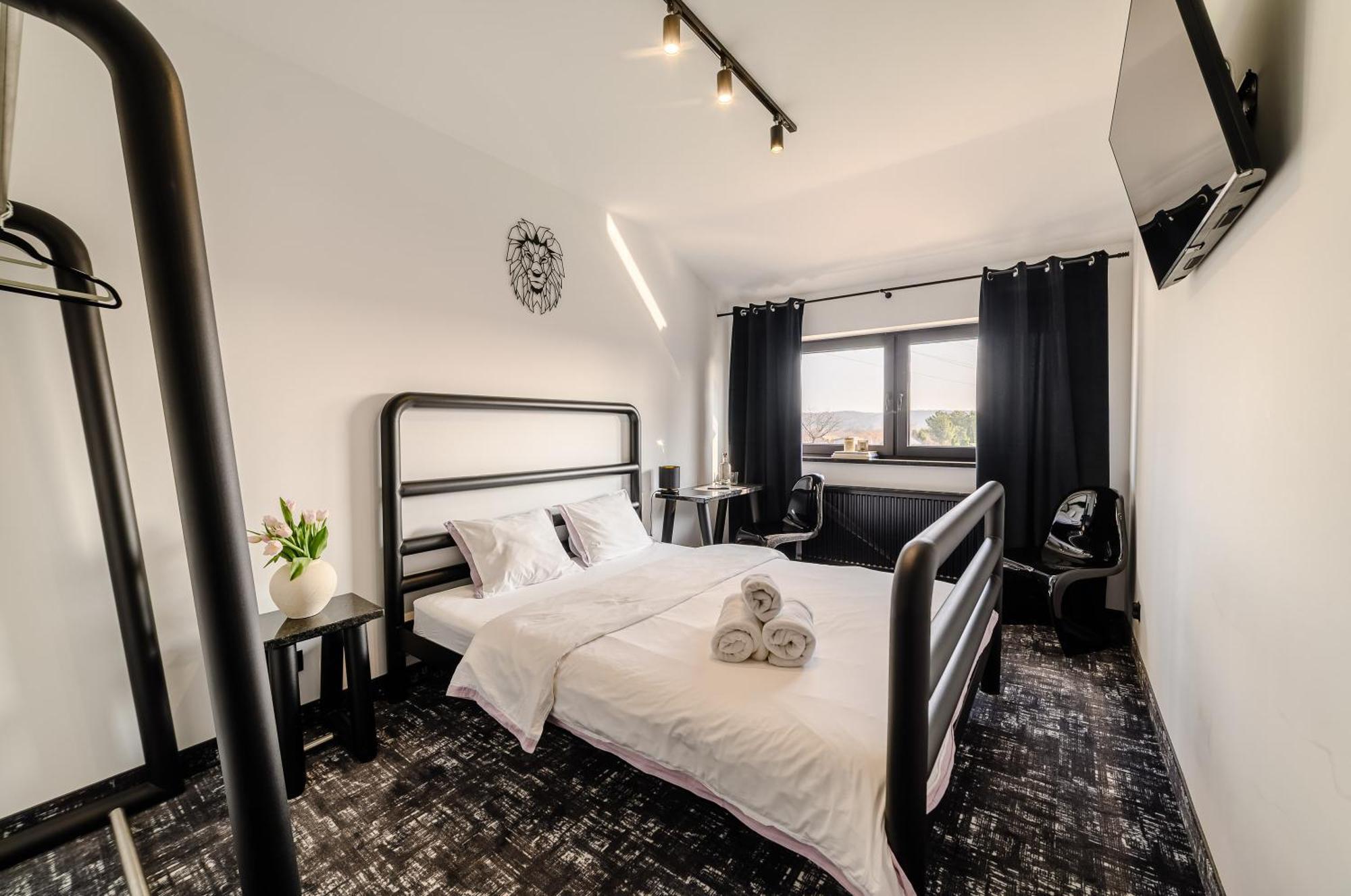 Golden Lion House Bed&Breakfast Rumia Esterno foto