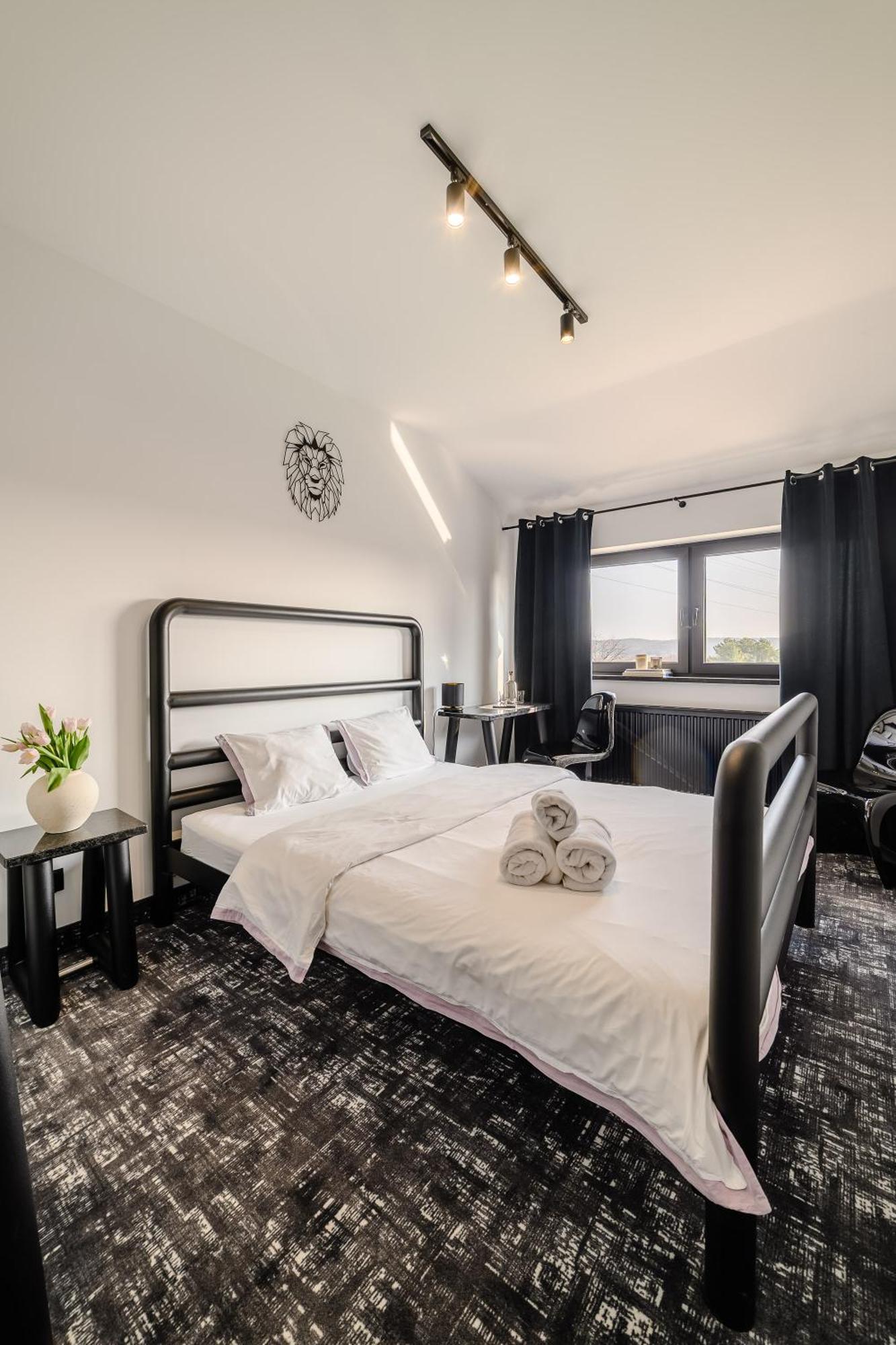 Golden Lion House Bed&Breakfast Rumia Esterno foto