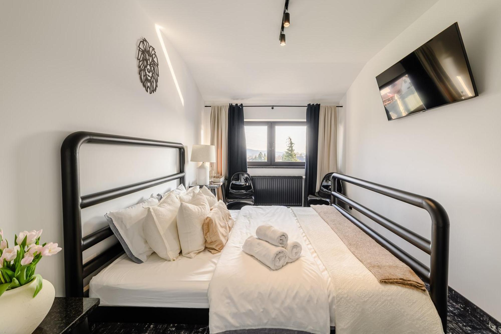 Golden Lion House Bed&Breakfast Rumia Esterno foto